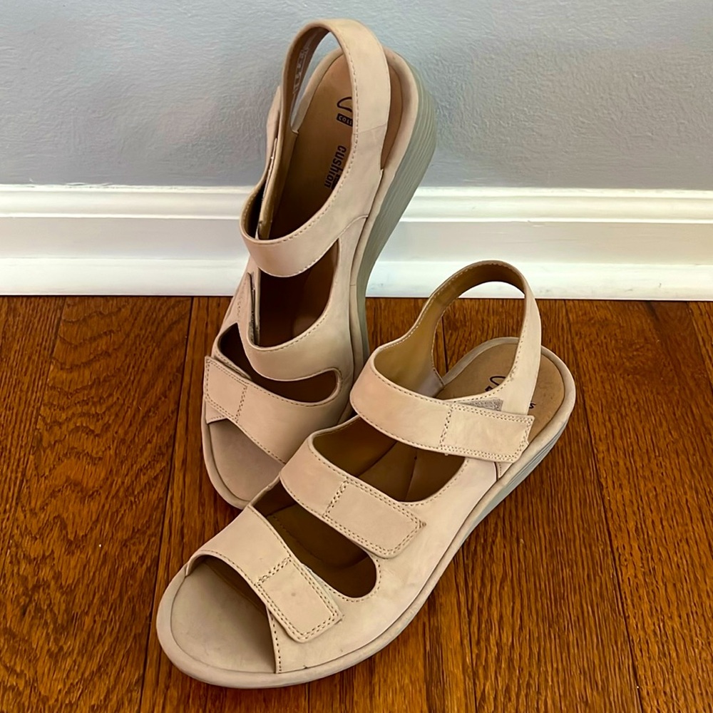 Clarks Reedly Juno Hook Suede Loop Cushion Wedge Sandal in Sand size 8.5